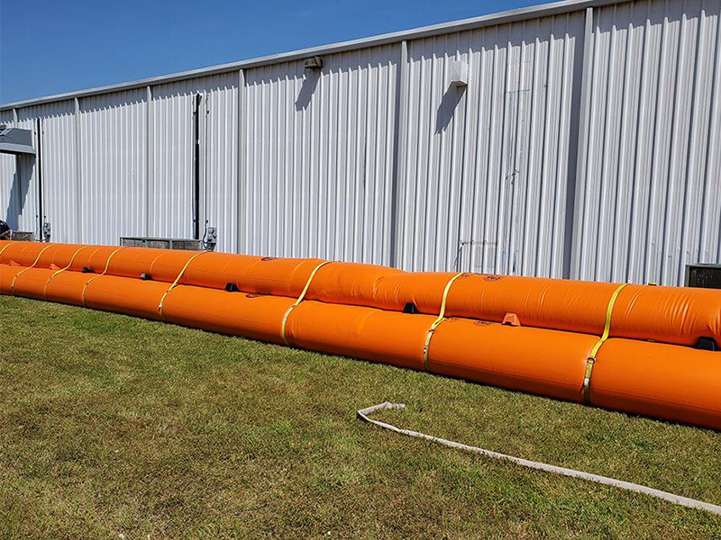 barrera contra inundaciones, barrera contra inundaciones llena de agua, atagu&iacute;a, protecci&oacute;n contra inundaciones, tubo de barrera contra inundaciones