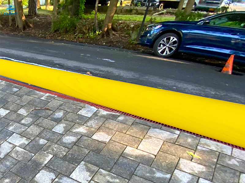 Tubos de barrera contra inundaciones llenos de agua