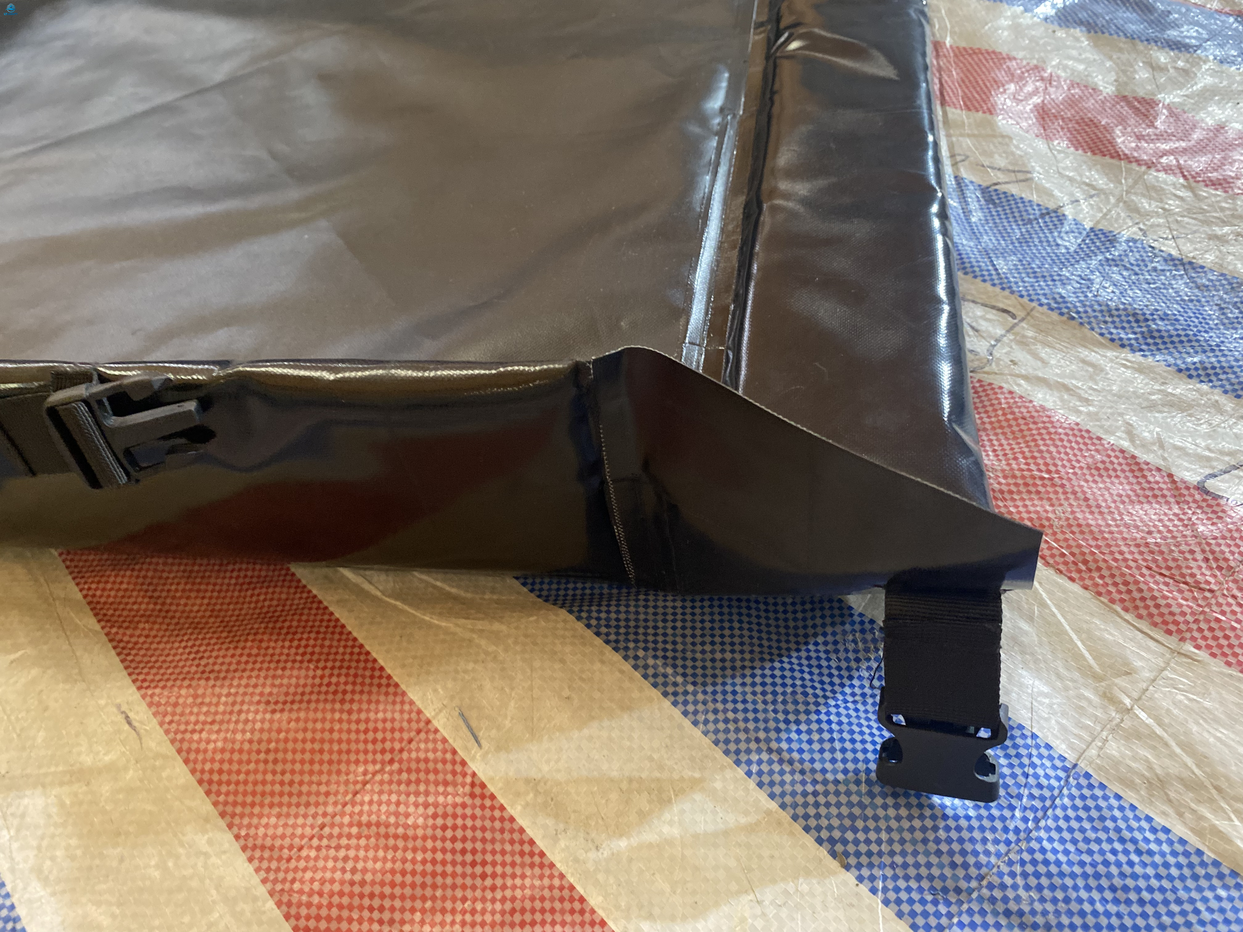 Berma plegable de contención de derrames para estanque de patos