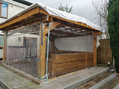 Cortinas transparentes para porche de patio con puerta que se abre
