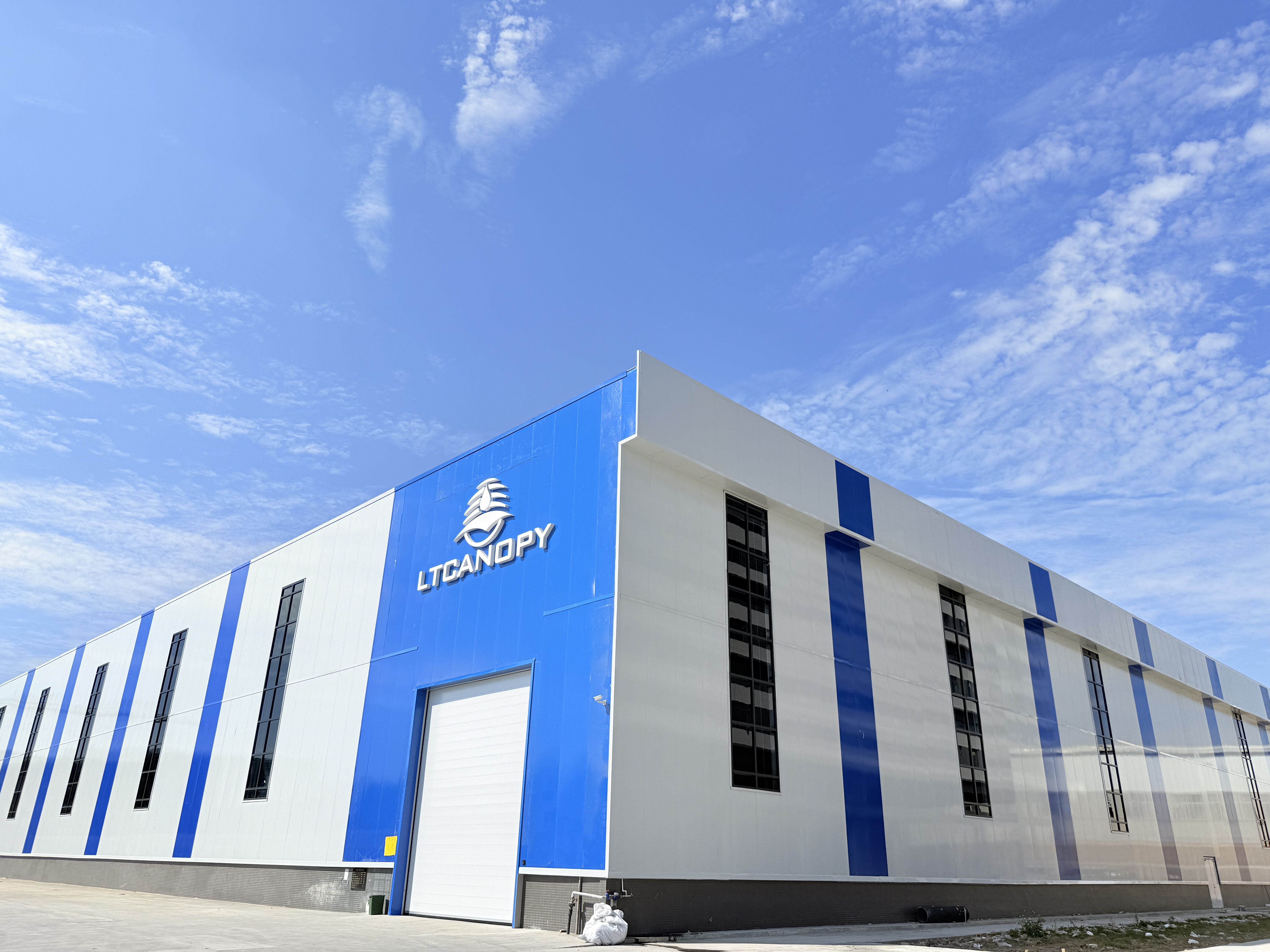 ¡Felicidades! ¡Nos hemos mudado a nuestra nueva fábrica!