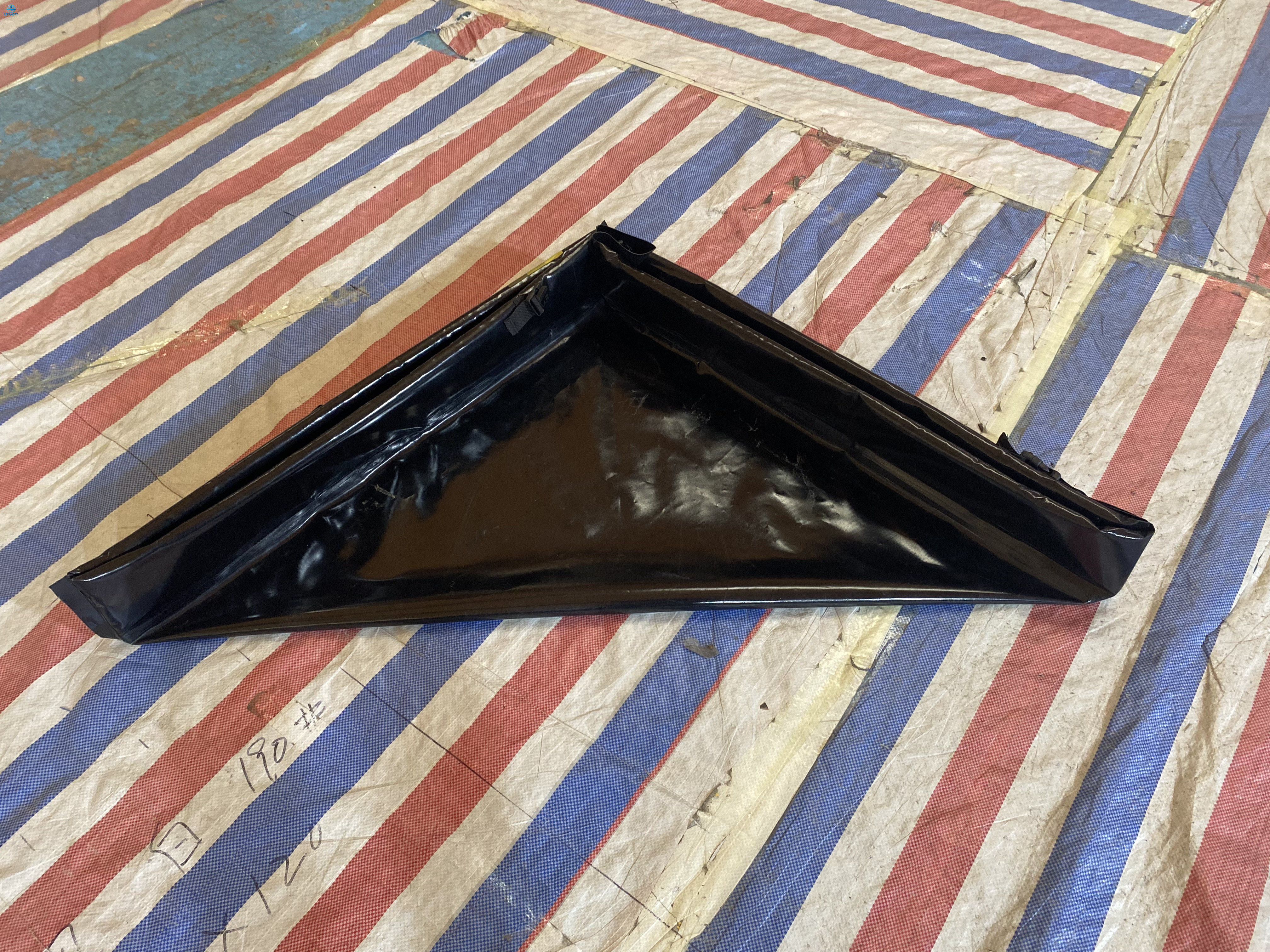 Berma plegable de contención de derrames para estanque de patos