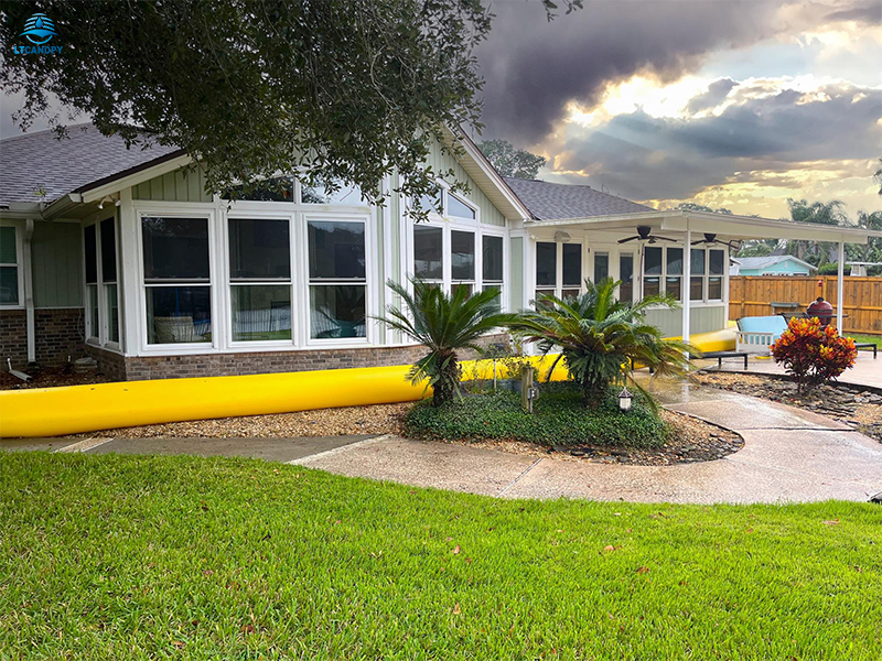 Tubos de barrera contra inundaciones llenos de agua