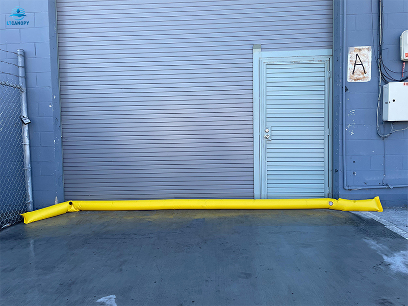 Tubos de barrera contra inundaciones llenos de agua