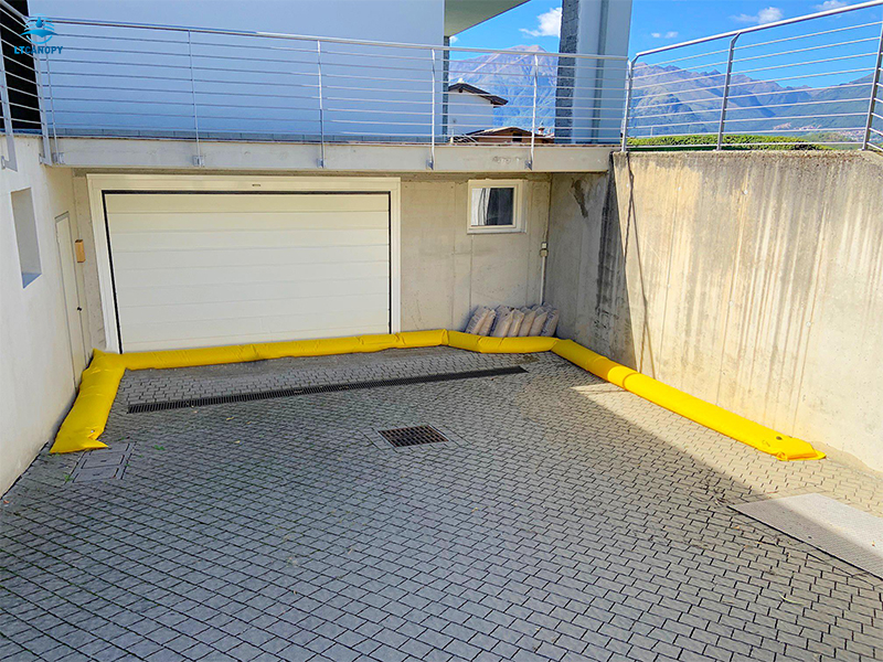 Tubos de barrera contra inundaciones llenos de agua